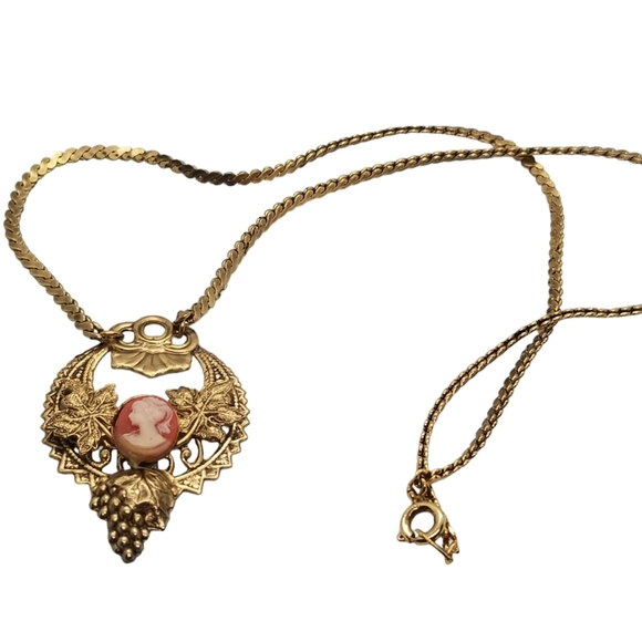 VINTAGE ORNATE GOLDTONED CAMEO PENDANT NECKLACE - Picture 6 of 6